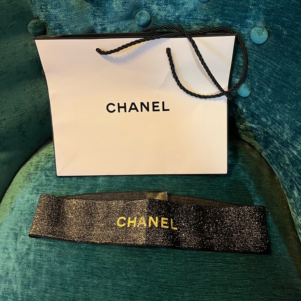 CHANEL White Paper Shopping Bag with glitter ribbon